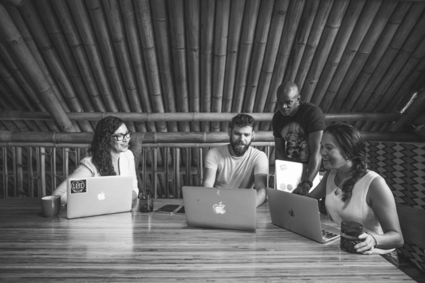 Professionelles Team bei der Beratung zu digitalen Strategien